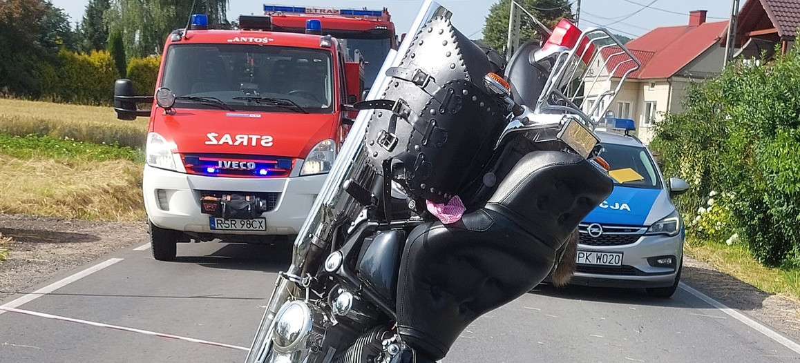 Groźnie wyglądający wypadek. Zderzenie motocykla z osobówką (FOTO)