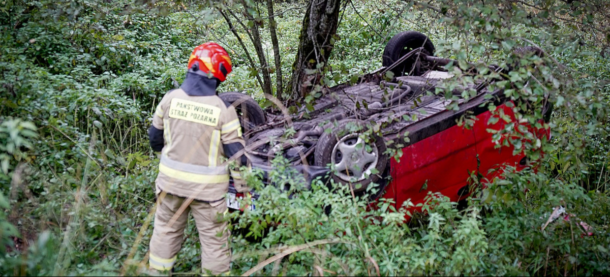 BIESZCZADY: Samochód osobowy wypadł z jezdni i dachował [ZDJĘCIA]
