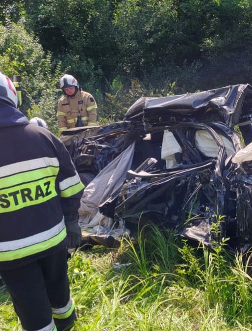 Audi zmiażdżone przez tira, kierowca walczy o życie w szpitalu! [ZDJĘCIA]