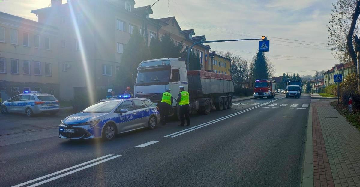 POLSKA112: Kierowca ciężarówki ranny w wypadku. Utrudnienia na trasie Brzozów-Rzeszów