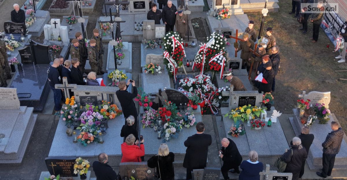 Ostatnia droga Edmunda Sawczyna i Edwarda Czekańskiego. Żołnierze NSZ spoczęli w poświęconej ziemi [ZDJĘCIA]