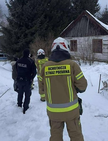 BIESZCZADY: O krok od tragedii w Czarnej. Policjanci uratowali mężczyznę
