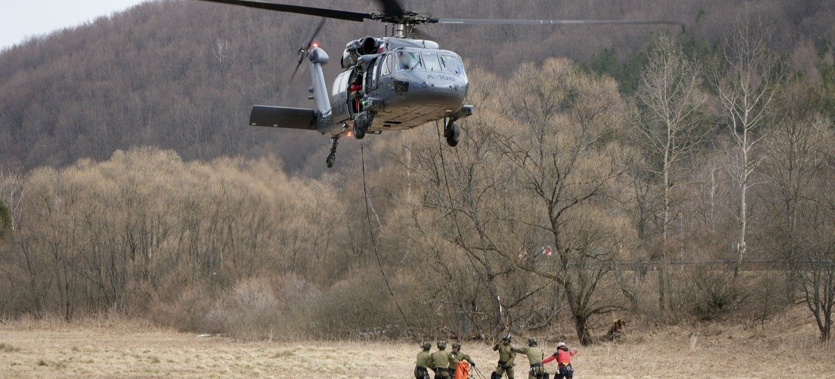 Black Hawk nad Bieszczadami. Policyjni kontrterroryści i GOPR trenowali ewakuacje z gór