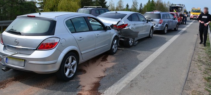 Zderzenie pięciu samochodów w Krośnie. Dwie osoby w szpitalu (ZDJĘCIA)