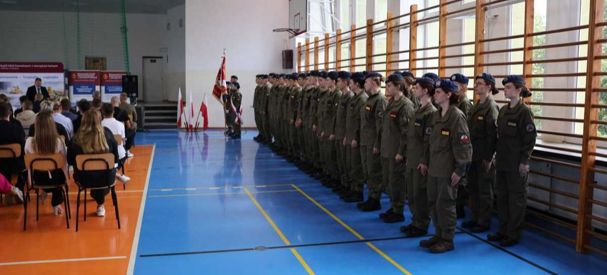 Inauguracja roku szkolnego i klasy mundurowej w Bieszczadzkim Zespole Szkół Zawodowych