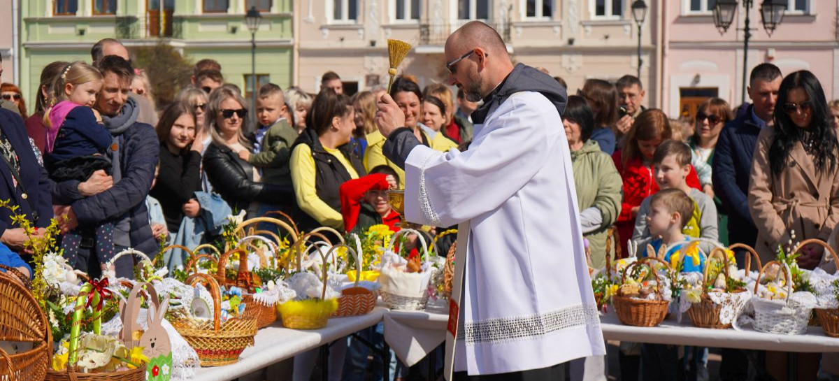 SANOK: Tradycyjne święcenie koszyków Wielkanocnych na rynku [VIDEO, ZDJĘCIA]