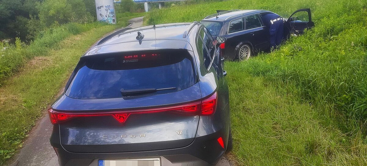 Szalony pościg za Audi. Pasażer wyrzucał narkotyki, kierowca uciekał pieszo [ZDJĘCIA]