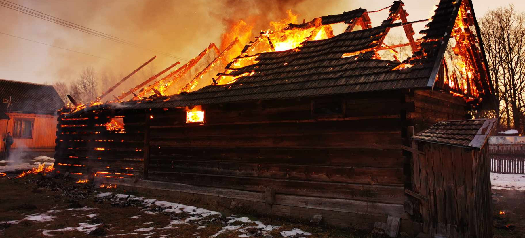 Pożar drewnianego budynku w powiecie przeworskim (ZDJĘCIA)