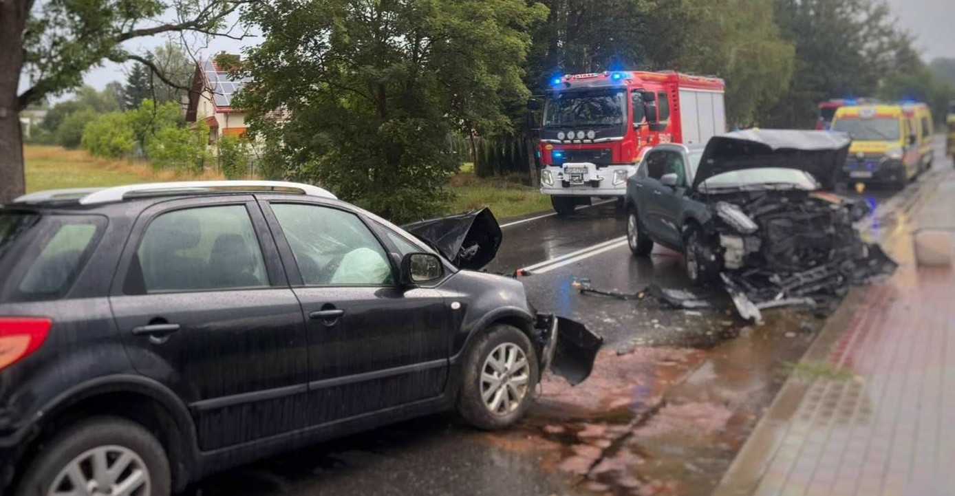 Czołowe zderzenie na DW988 w Wiśniowej. Jedna osoba w szpitalu