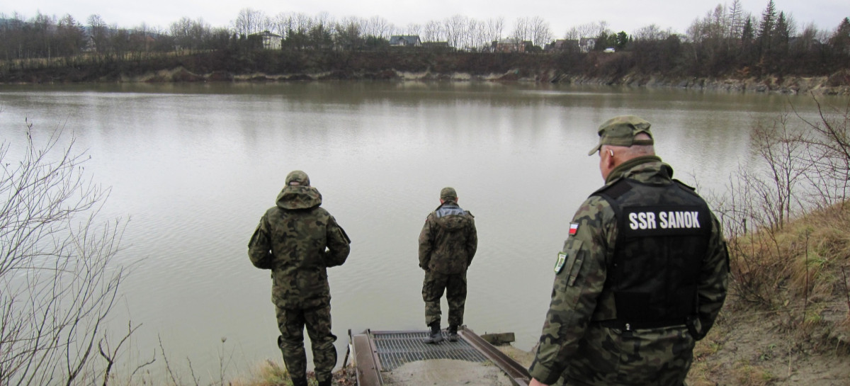 Straż Rybacka i ucieczka przez rzekę. Wędkarz porzucił sprzęt i wskoczył do Wisłoka [ZDJĘCIA]