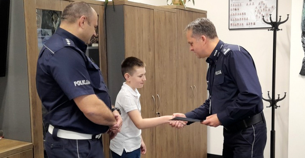 Bohaterski chłopiec z Leska udaremnił oszustwo – został wyróżniony przez Komendanta! (FOTO)
