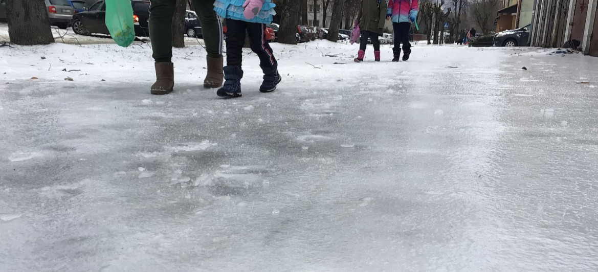 Uwaga! IMGW ostrzega przed marznącymi opadami. Będzie bardzo ślisko