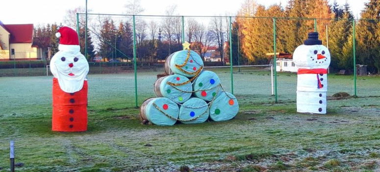 W Czerteżu stanęły dekoracje świąteczne z siana! (FOTO)