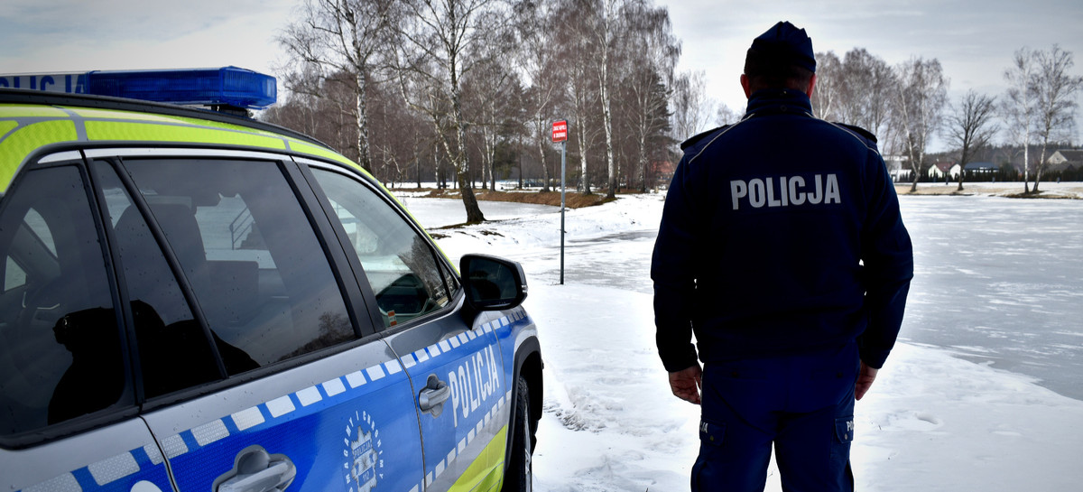 Kruchy lód to śmiertelna pułapka. Dzielnicowi patrolują akweny wodne w czasie ferii