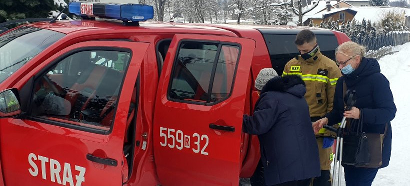 PODKARPACIE. Strażacy dowożą seniorów na szczepienia (ZDJĘCIA)