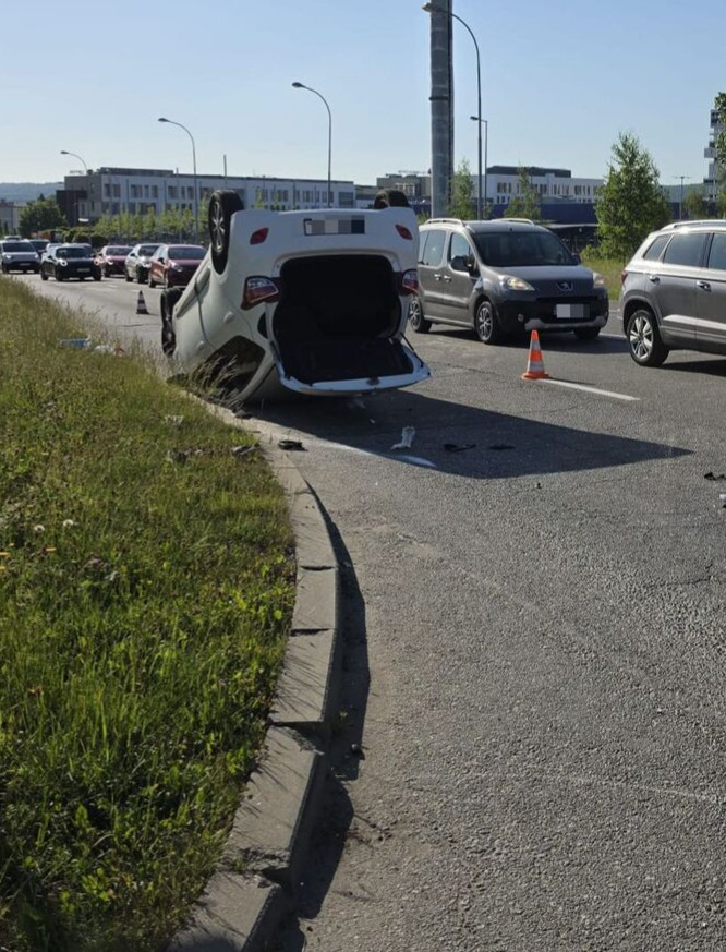 Poranny wypadek w Rzeszowie. Hyundai dachował na ulicy [ZDJĘCIA]