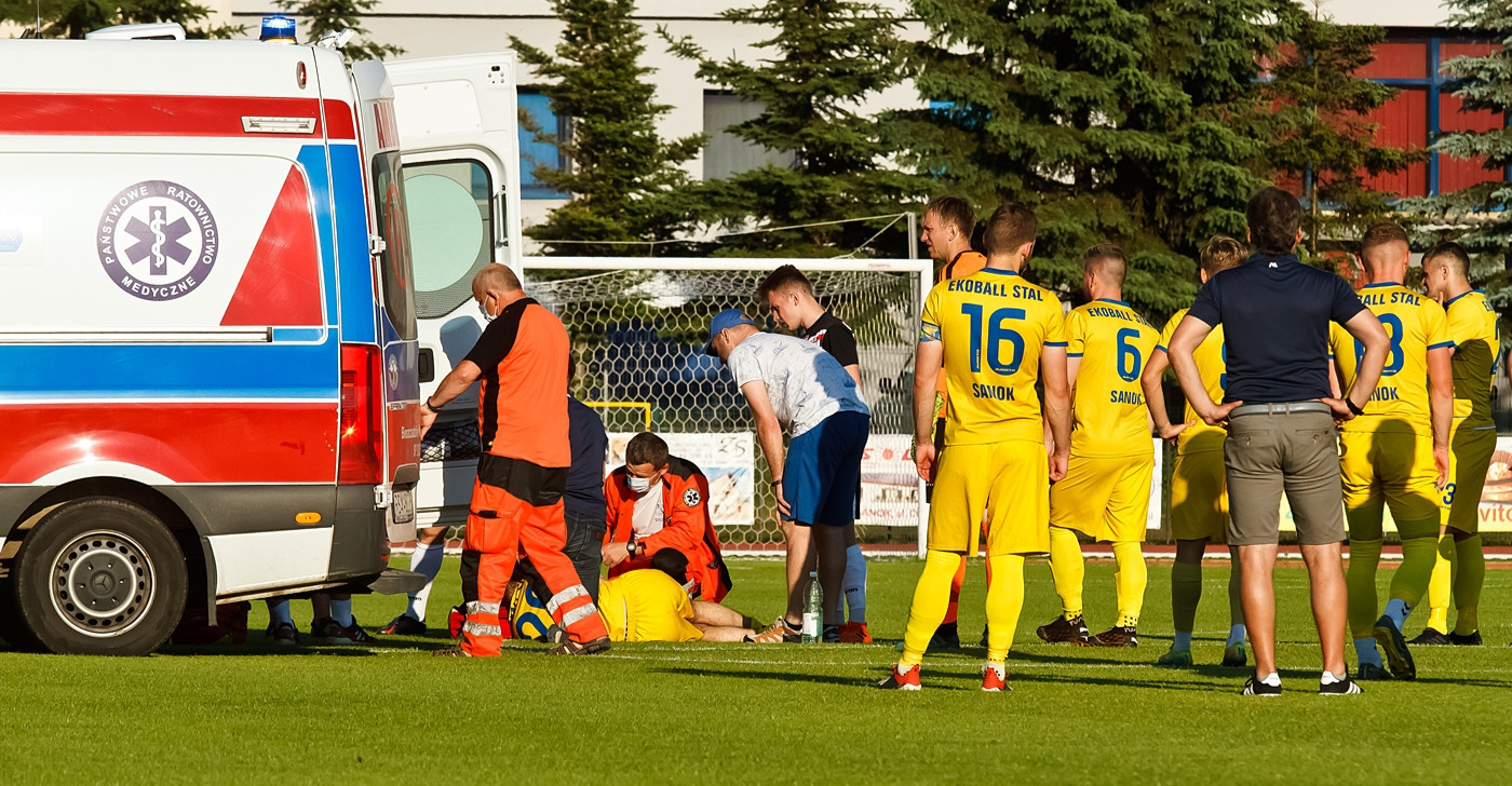 Dramatyczne sceny na meczu Stali Sanok. Piłkarz upadł na murawę i stracił przytomność (ZDJĘCIA)