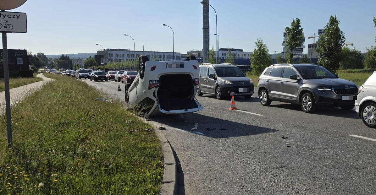 Poranny wypadek w Rzeszowie. Hyundai dachował na ulicy [ZDJĘCIA]