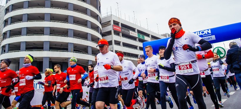 NIEDZIELA: Bieg Niepodległości – utrudnienia w ruchu, zmiany w rozkładach MPK