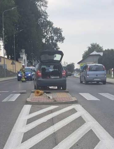 STARA WIEŚ: 53-latek źle się poczuł za kierownicą i uderzył w znaki. Z pomocą ruszyli policjanci