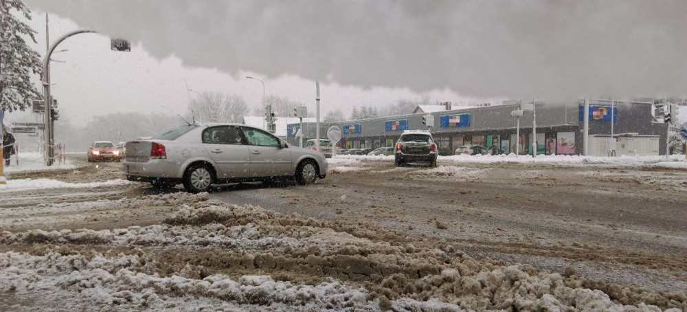 Intensywne opady śniegu. Breja na ulicach i chodnikach! (VIDEO, FOTO)