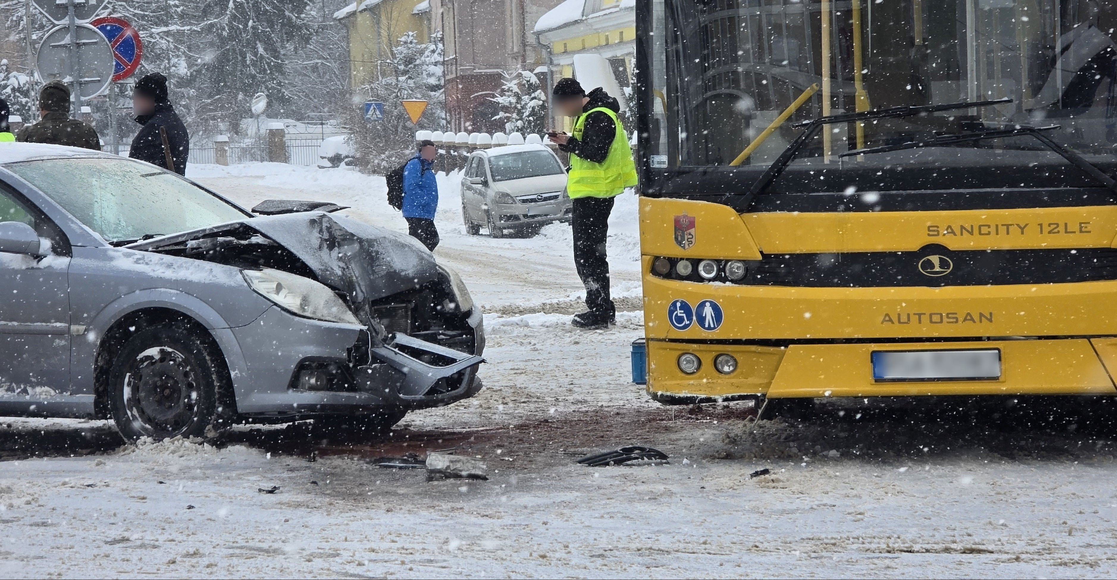 SANOK: Zderzenie autobusu miejskiego z osobówką. Jedna osoba ranna [VIDEO, ZDJĘCIA]