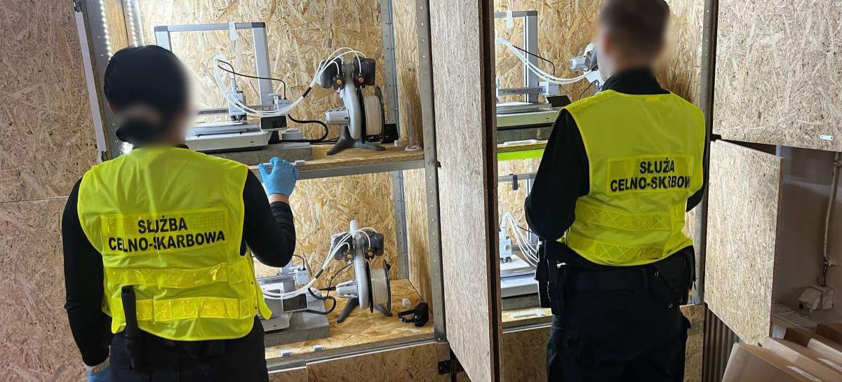 Funkcjonariusze zabezpieczyli linię produkcyjną oraz ponad 280 litrów płynu wykorzystywanego w elektronicznych papierosach