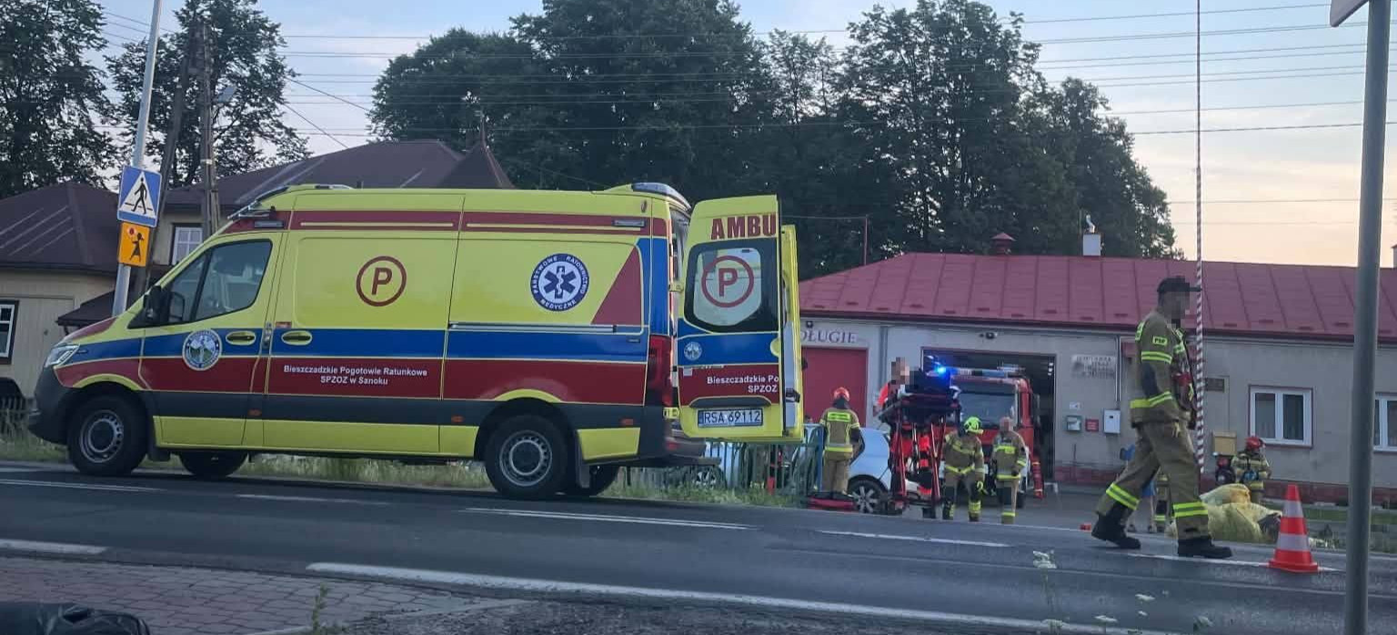 Samochód wypadł z drogi w Długiem. Kierowca trafił do szpitala [ZDJĘCIA]
