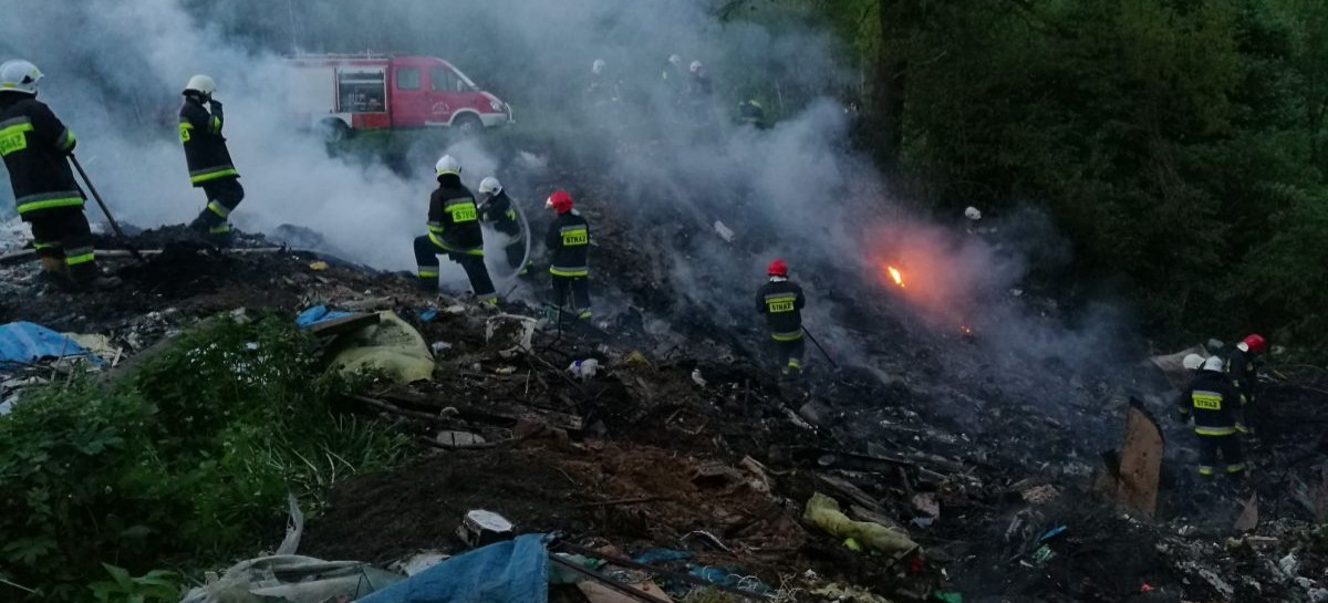 Pożar dzikiego wysypiska śmieci w lesie. Bardzo trudna akcja strażaków (ZDJĘCIA)