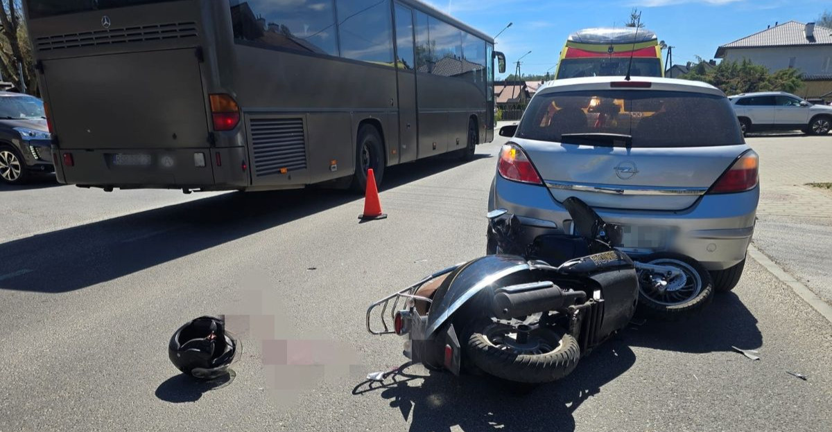 Groźna kolizja motocykla z osobówką w Przysietnicy. 71-latek trafił do szpitala