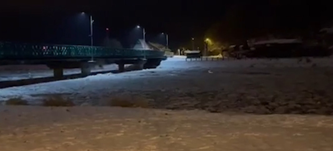 SANOK. Kra na Sanie. Duże kawałki lodu piętrzą się niedaleko mostu (VIDEO)