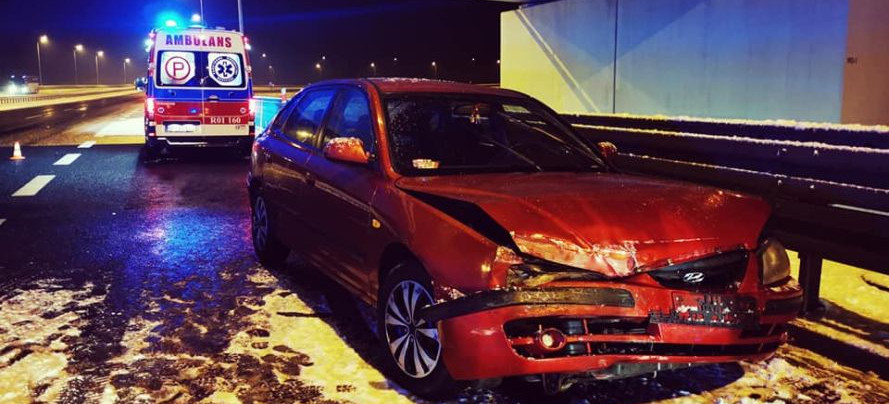 Wypadek na autostradzie A4. Auto uderzyło w bariery (ZDJĘCIA)