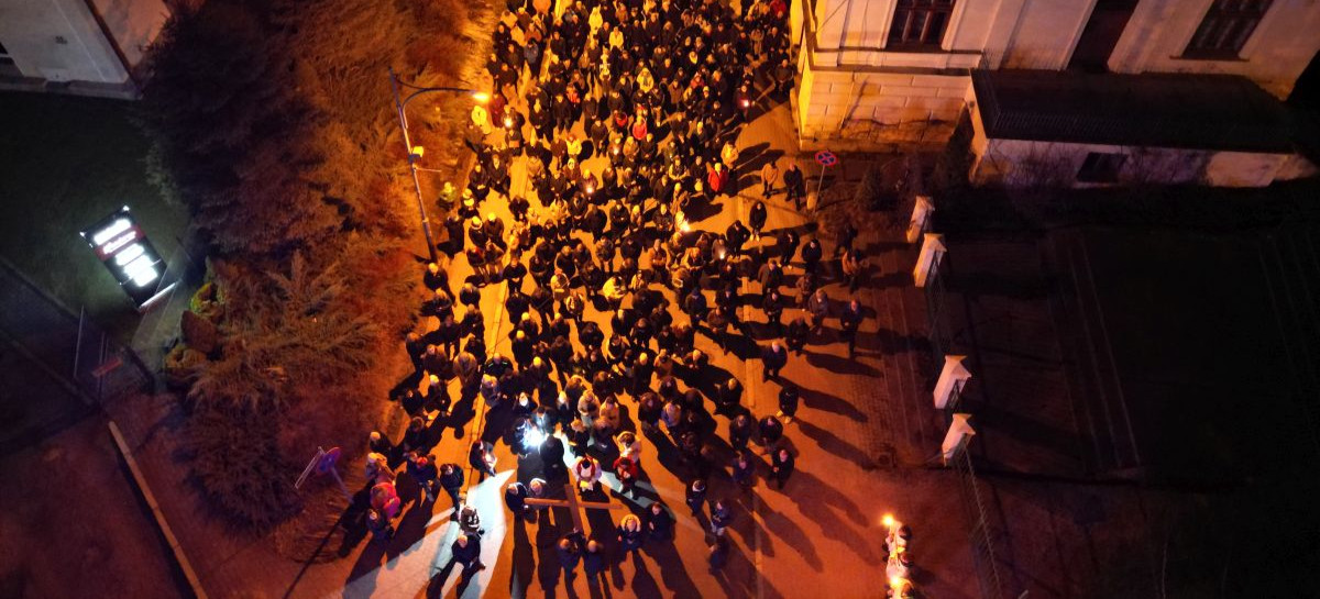 SANOK: Tłumy wiernych na Wielkopiątkowej Drodze Krzyżowej ulicami miasta [VIDEO, ZDJĘCIA]