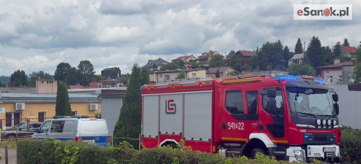 Fałszywy alarm bombowy w Sanoku. „Kaskadowy mail” postawił służby w stan gotowości [VIDEO, ZDJĘCIA]