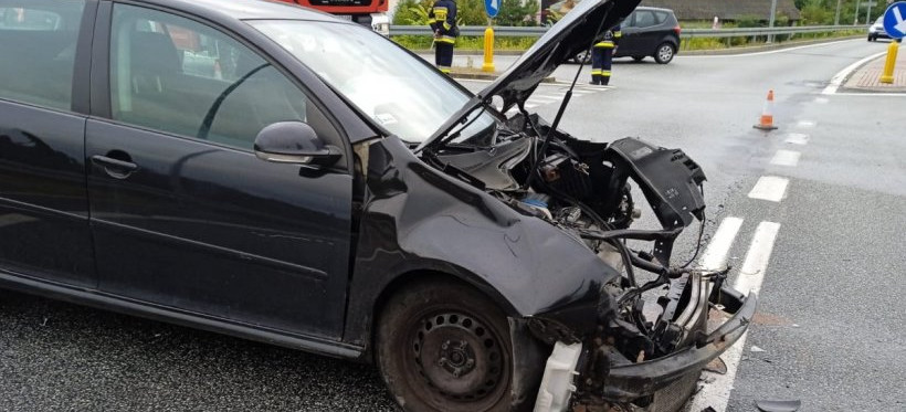 Groźny wypadek w Widełce. Dwie osoby ranne (FOTO)