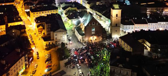 Wieczorna droga krzyżowa w Rzeszowie. Tłumy wiernych przeszły ulicami(VIDEO, ZDJĘCIA)