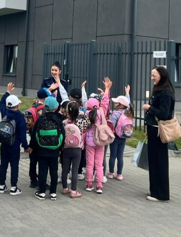 Przedszkolaki z wizytą w leskiej komendzie. Były radiowozy, strzelnica i lekcja bezpieczeństwa [ZDJĘCIA]