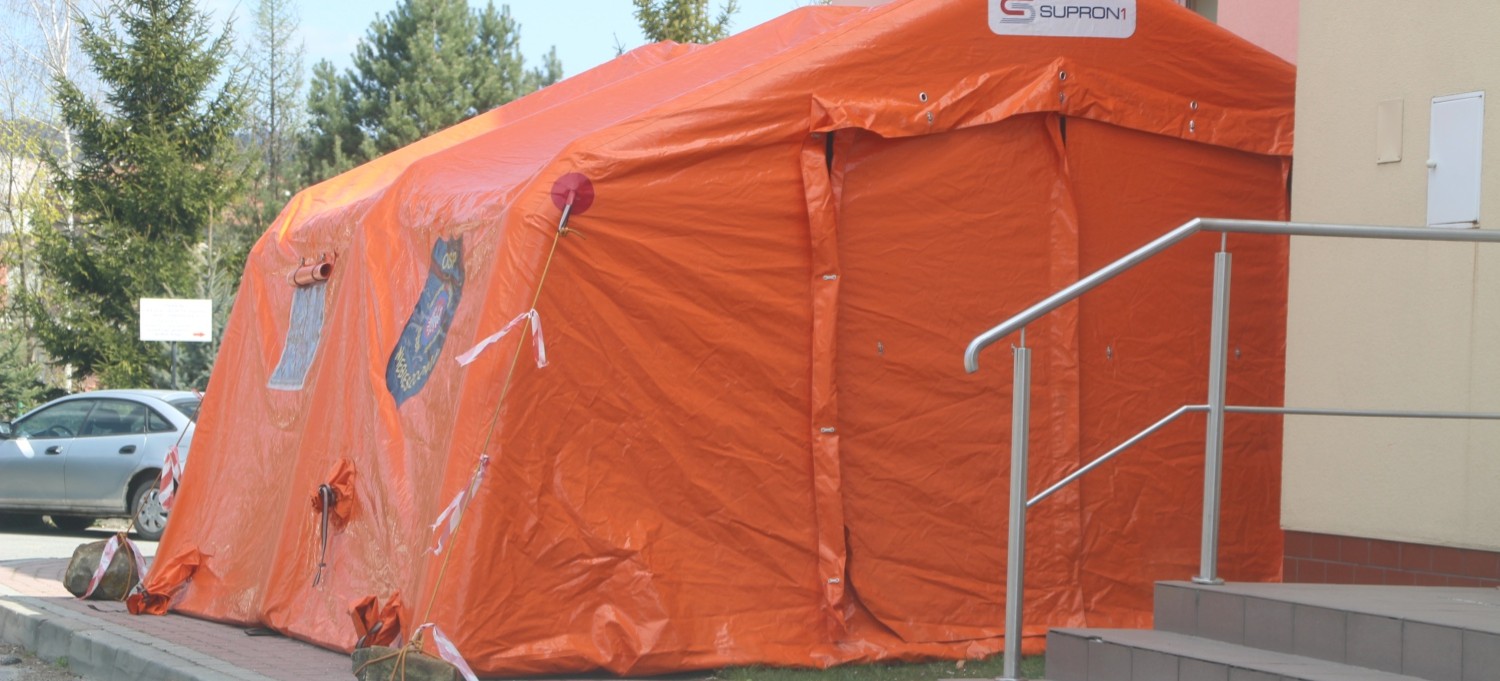 Trzy namioty pod sanockim szpitalem. „Nie róbmy paniki” (ZDJĘCIA)