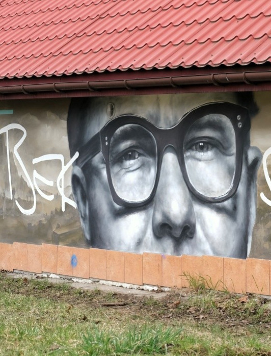 SANOK: Fotografie Beksińskiego na ścianach miasta. Nowy projekt Arkadiusza Andrejkowa [ZDJĘCIA]