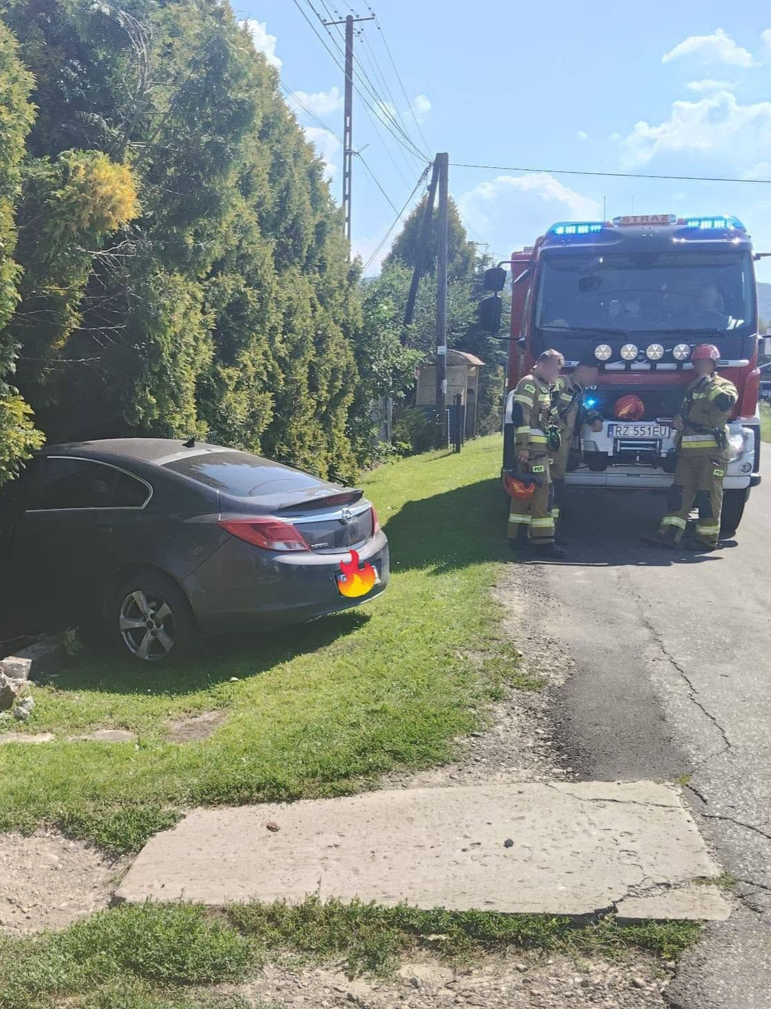 Groźnie wyglądające zdarzenie w Mrzygłodzie. Auto uderzyło w ogrodzenie [ZDJĘCIA]