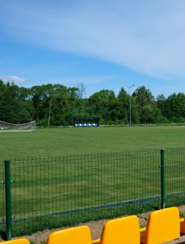 Nowa jakość dla piłkarzy i kibiców! Kolejna inwestycja sportowa w Gminie Sanok zakończona [ZDJĘCIA]
