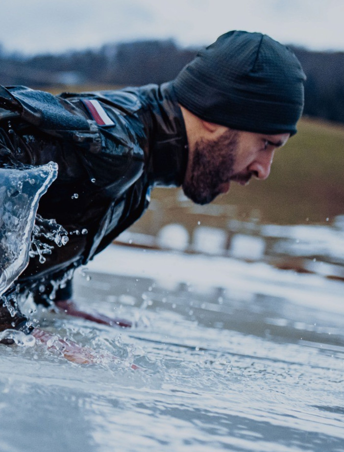 Hipotermia, lodowata woda i ekstremalne warunki. Intensywne szkolenie żołnierzy w Rajskiem [ZDJĘCIA]