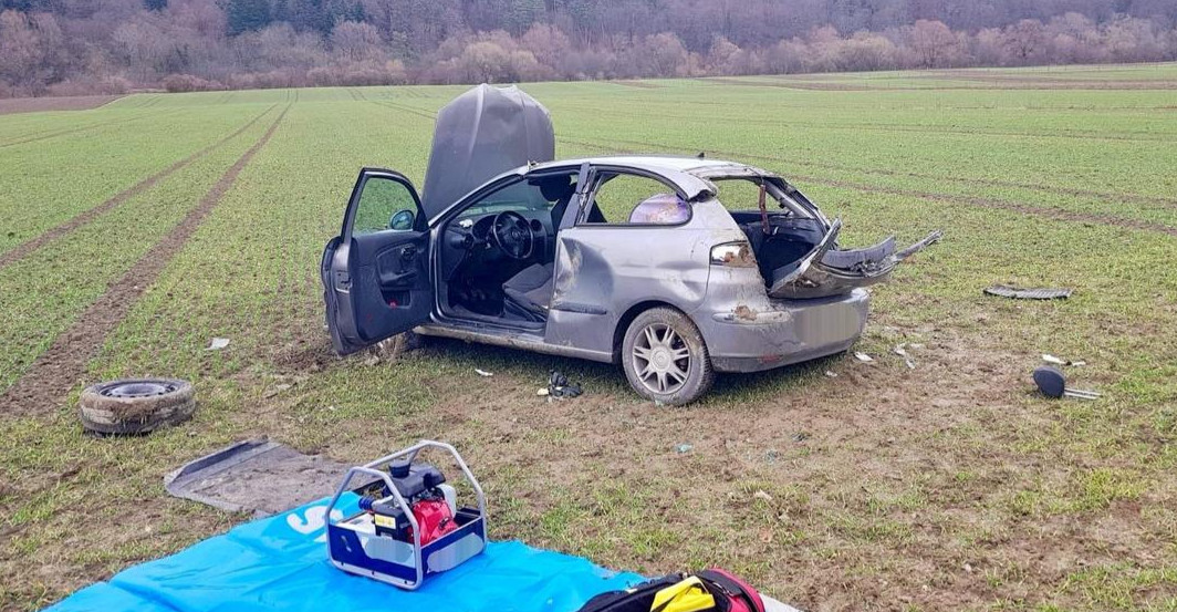 Stracił panowanie nad pojazdem. Wypadł z drogi (FOTO)