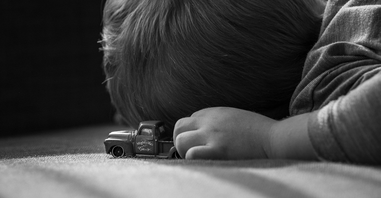 KROSNO: 3-letni chłopiec uwięziony w rozgrzanym wnętrzu samochodu!
