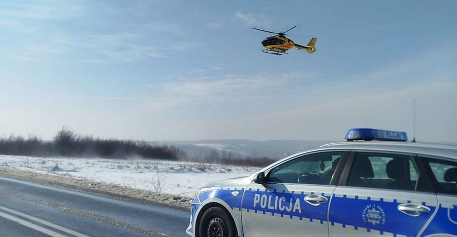 PRUCHNIK: Wypadek auta z niemowlęciem. Śmigłowiec LPR lądował przy rozbitym aucie