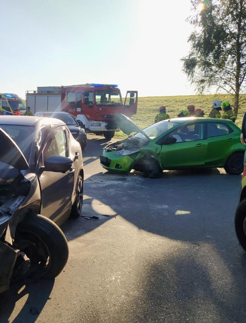 Czołowe zderzenie osobówek na serpentynach (FOTO)