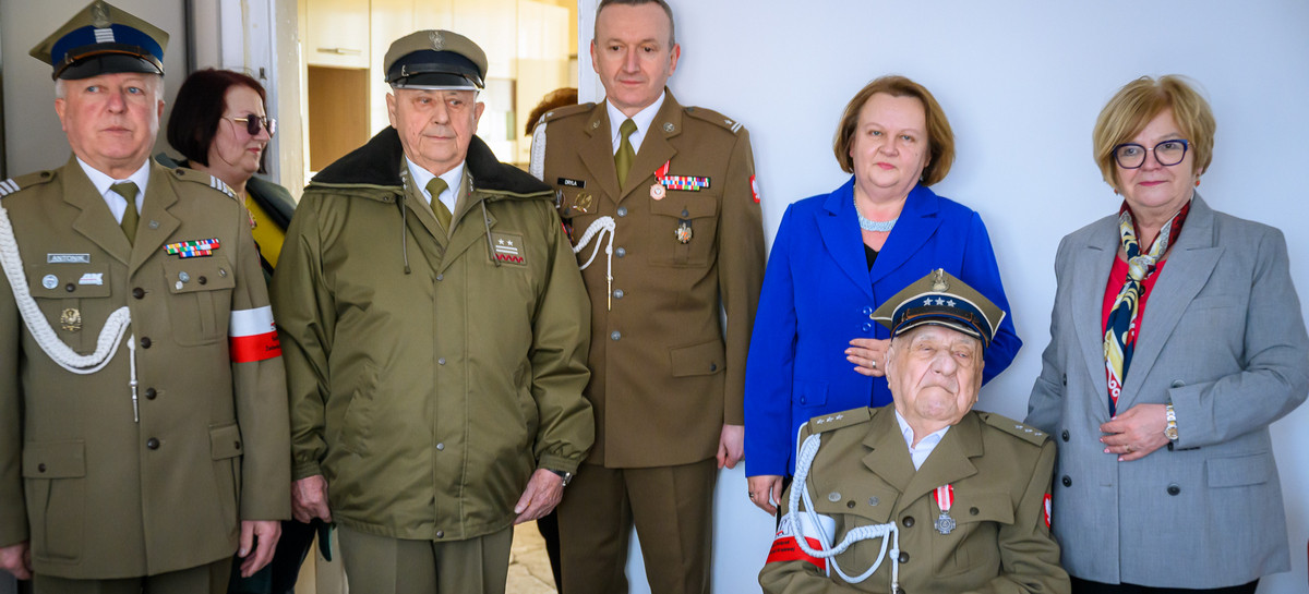 Żołnierze WOT z wizytą u 102-letniego kombatanta AK [ZDJĘCIA]