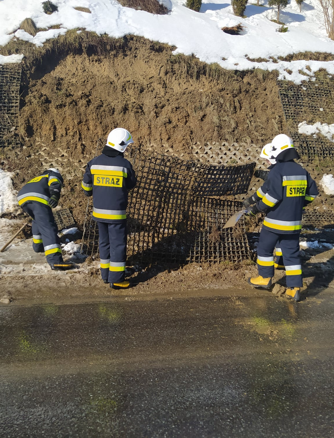 PORAŻ: Osuwisko przy głównej drodze. Pomogli strażacy OSP (ZDJĘCIA)