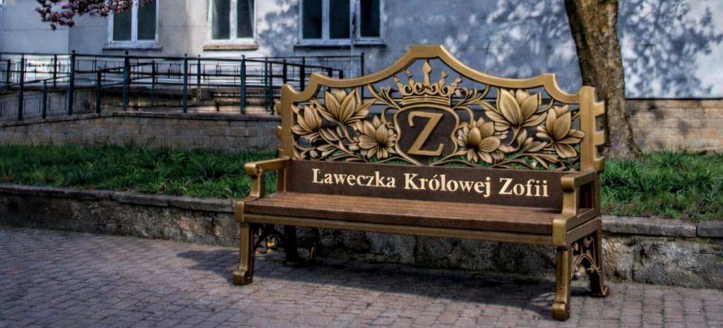 Pod słynną magnolią „Zofią” stanie wyjątkowa ławeczka. Zaprezentowano wizualizację [ZDJĘCIA]