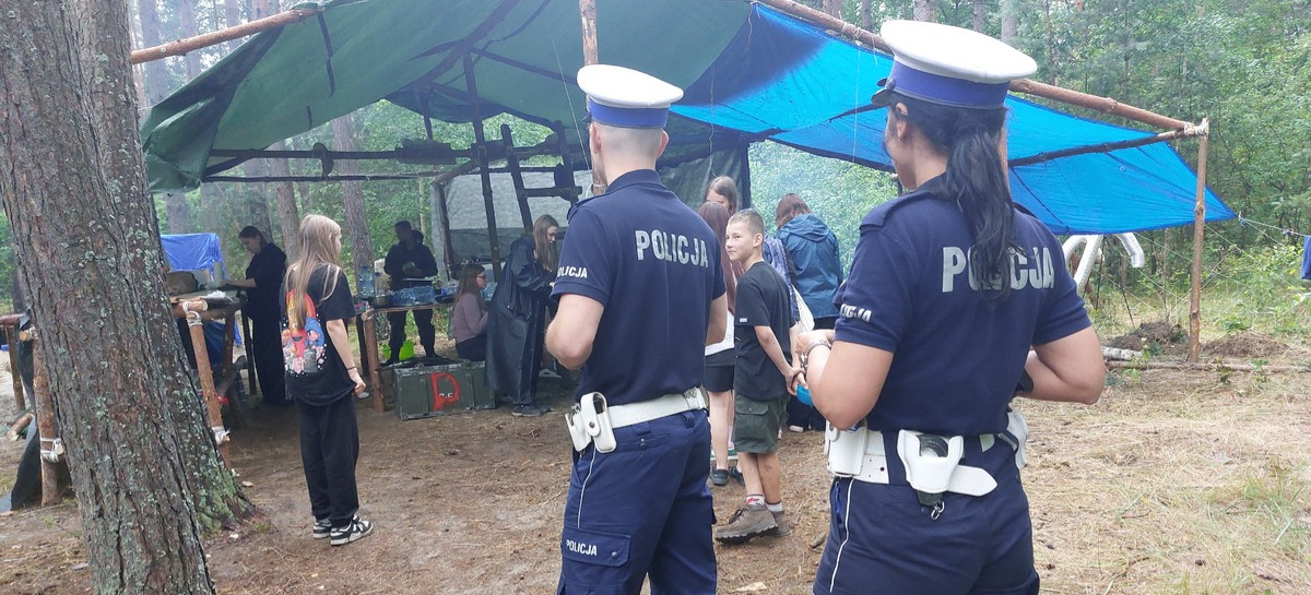 Policjanci dbają o bezpieczeństwo harcerzy i mieszkańców podczas trudnych warunków pogodowych